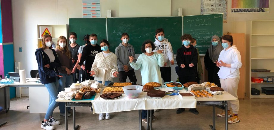 Die Ethikkurse der G9a und b mit den Kuchenspenden.