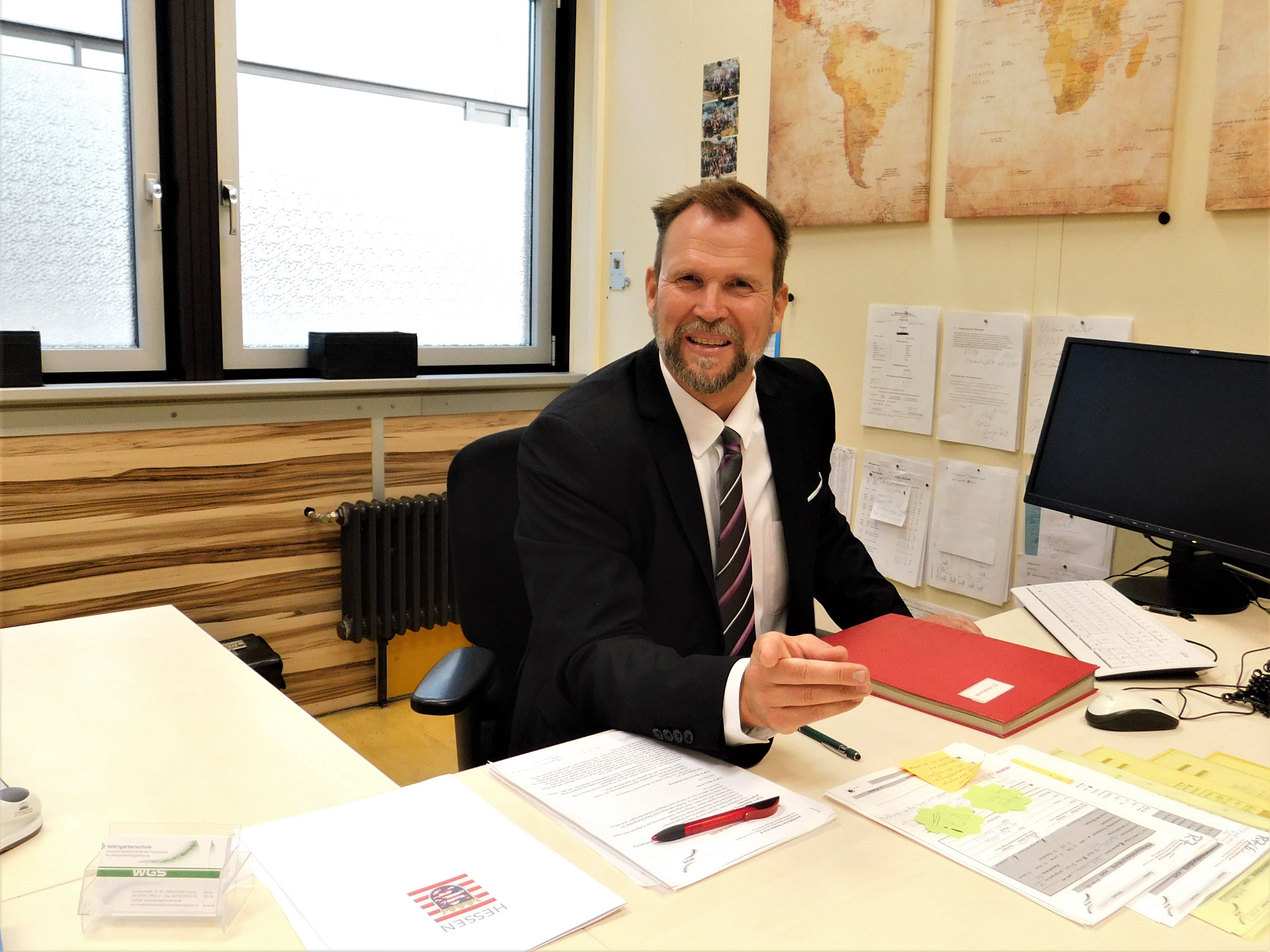 Dr. Richter am Schreibtisch.