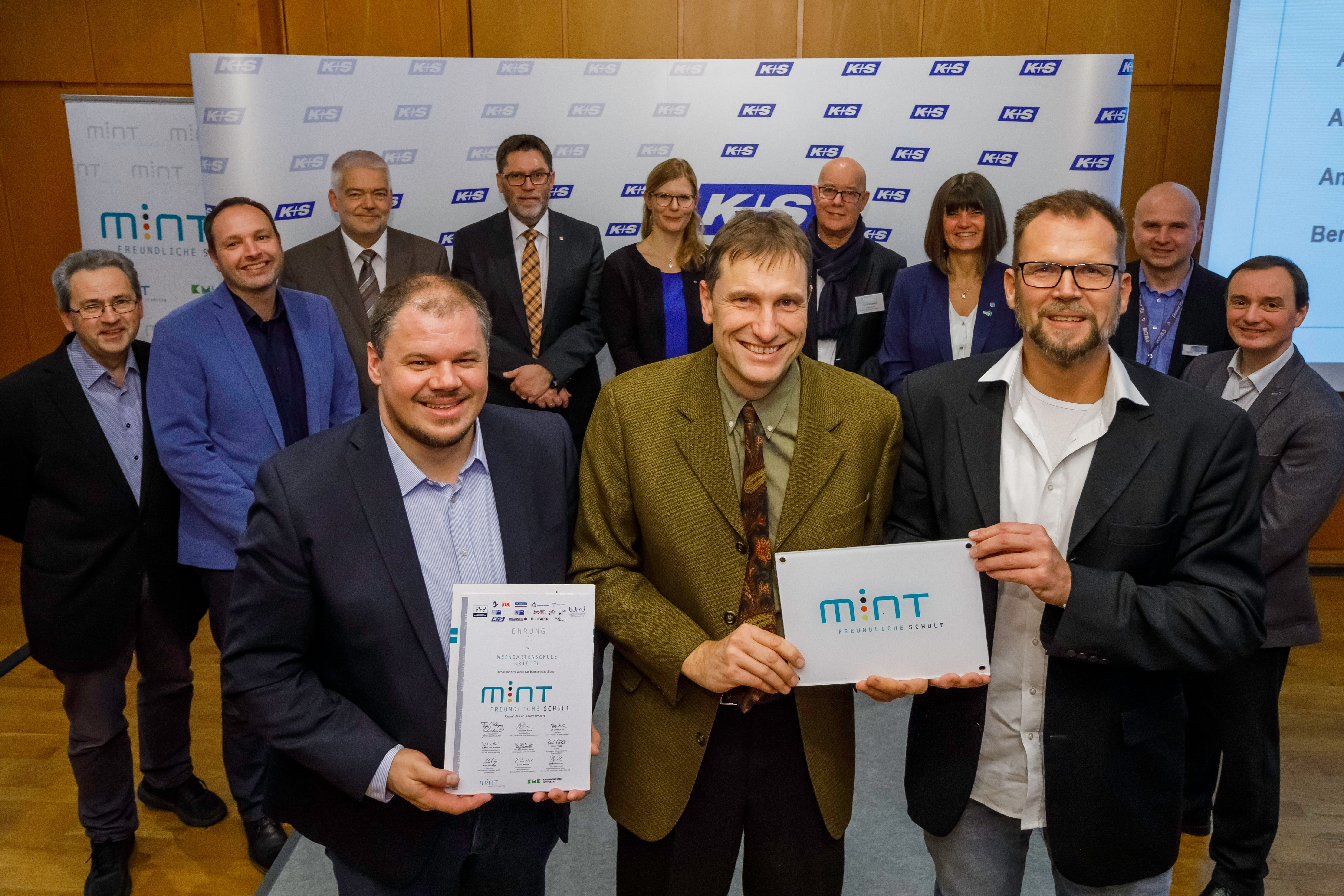 Die drei Lehrer Alexander Heyd, Christian Büchi und Dr. Christoph Richter mit dem MINT-Zertifikat bei der feierlichen Übergabe in Kassel.