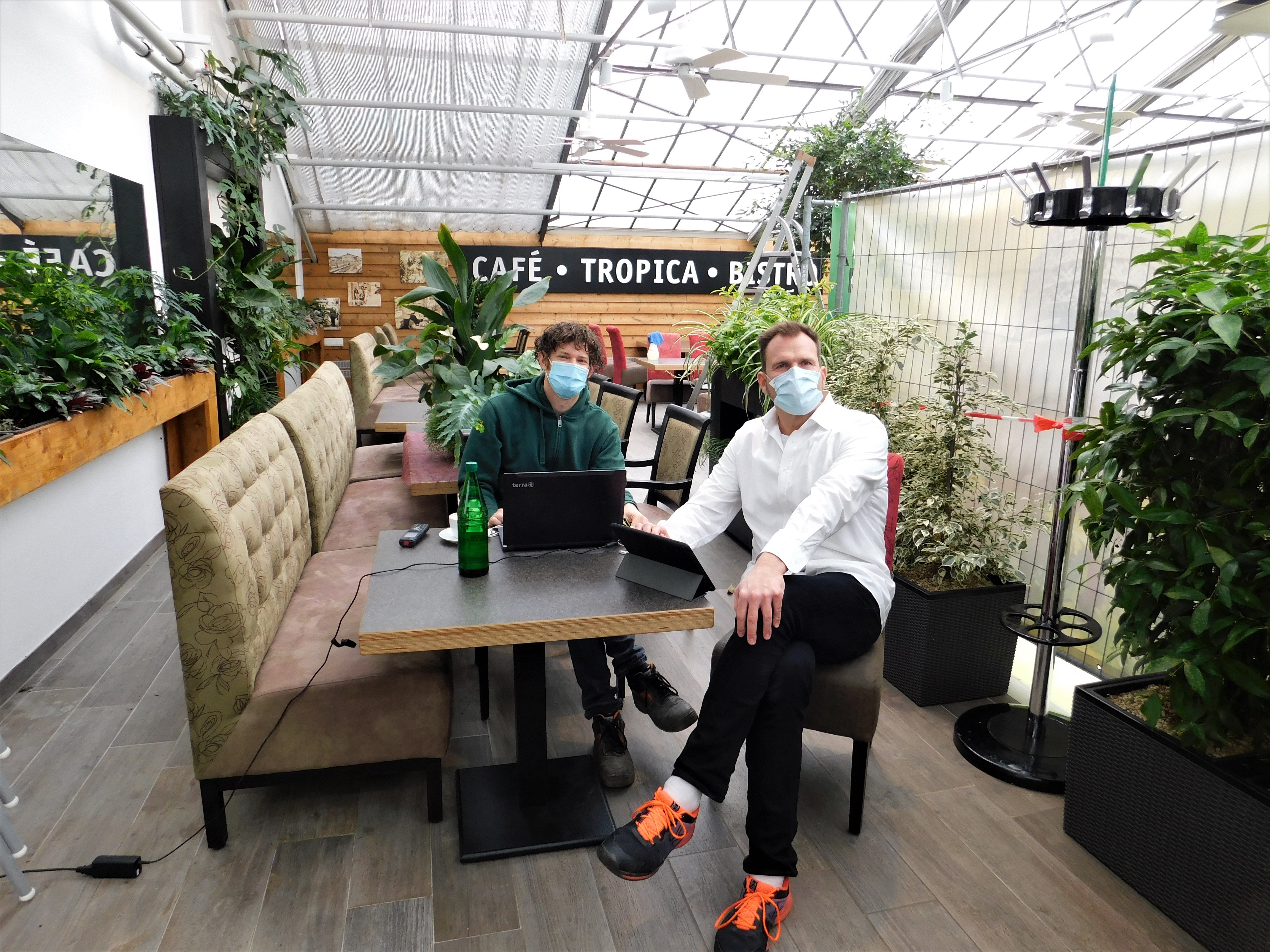 Lehrer Dr. Richter von der WGS und Oliver Prusko von Tropica im Tropica-Café.