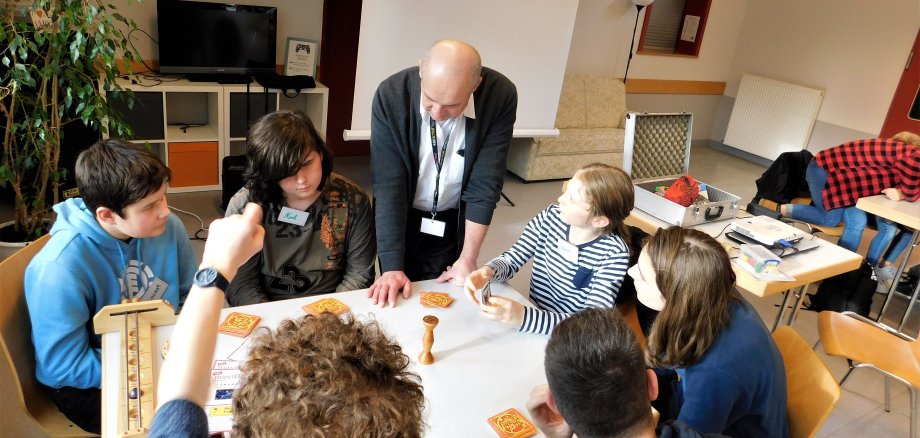 Die Schüler knobeln mit Detlev Braun.