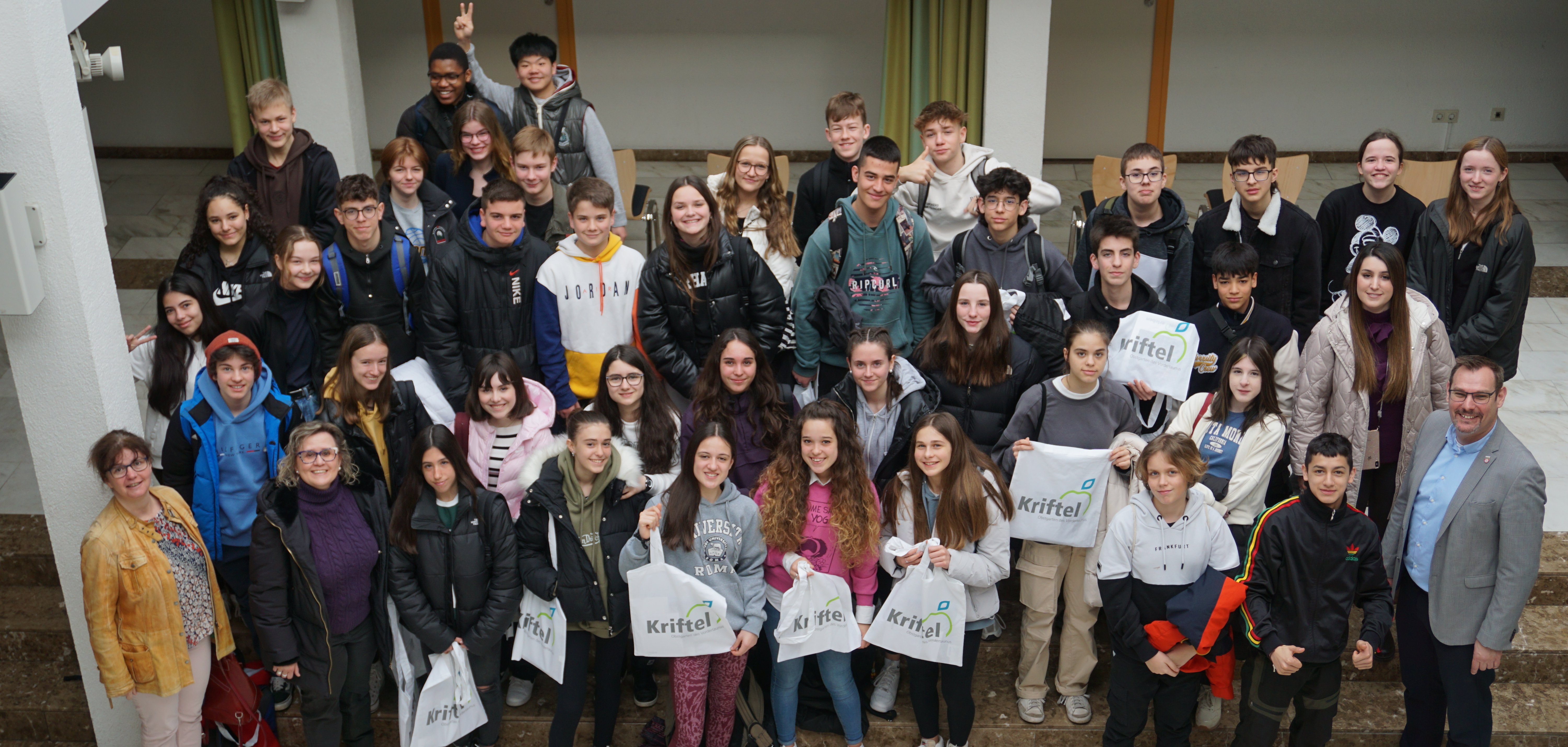 Die Austauschschüler mit ihren Partner/innen und Bürgermeister im Rathaus.