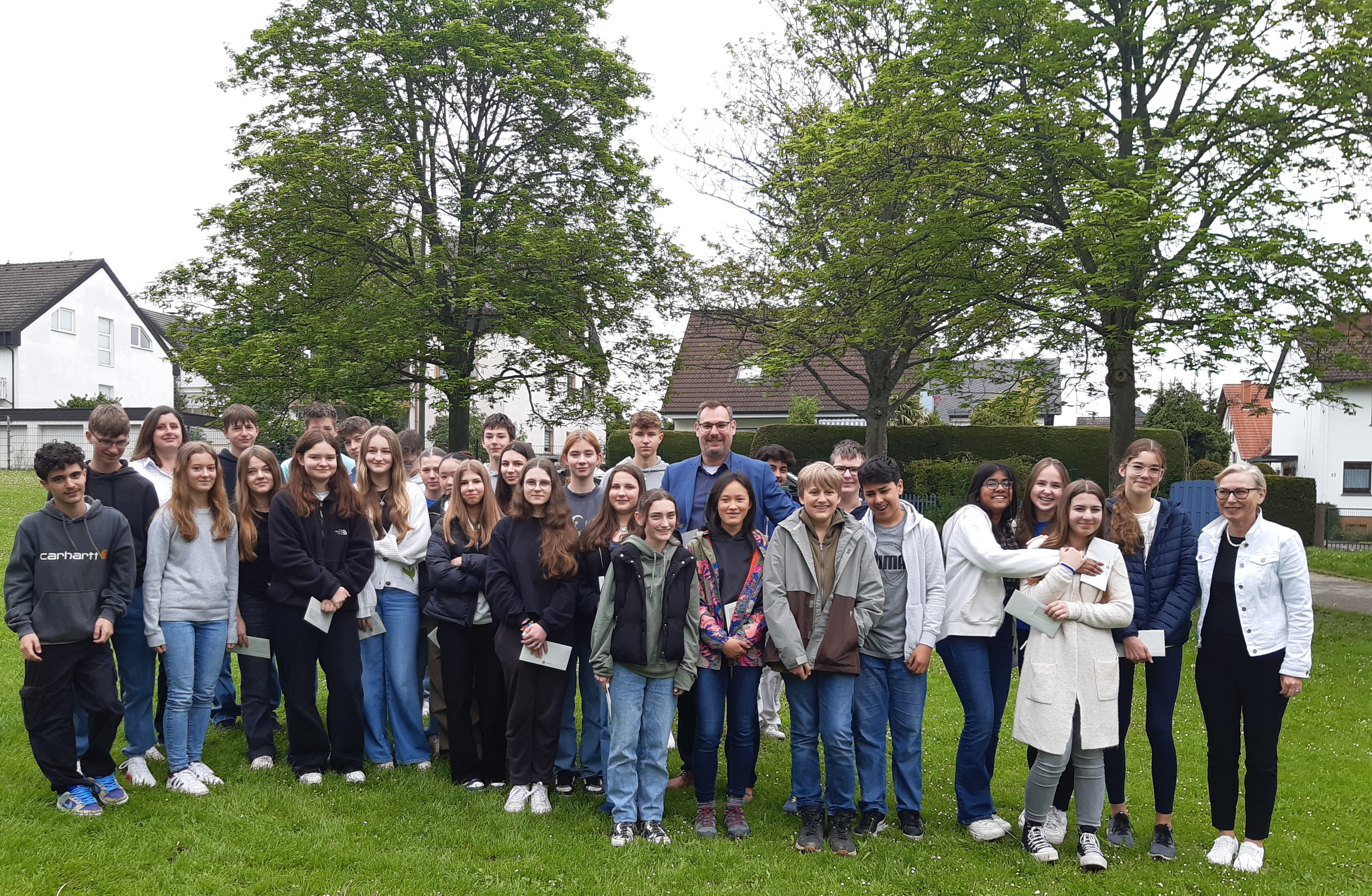 Bürgermeister Seitz mit Schulleiterin Elke Wetterau-Bein und den Schülern.