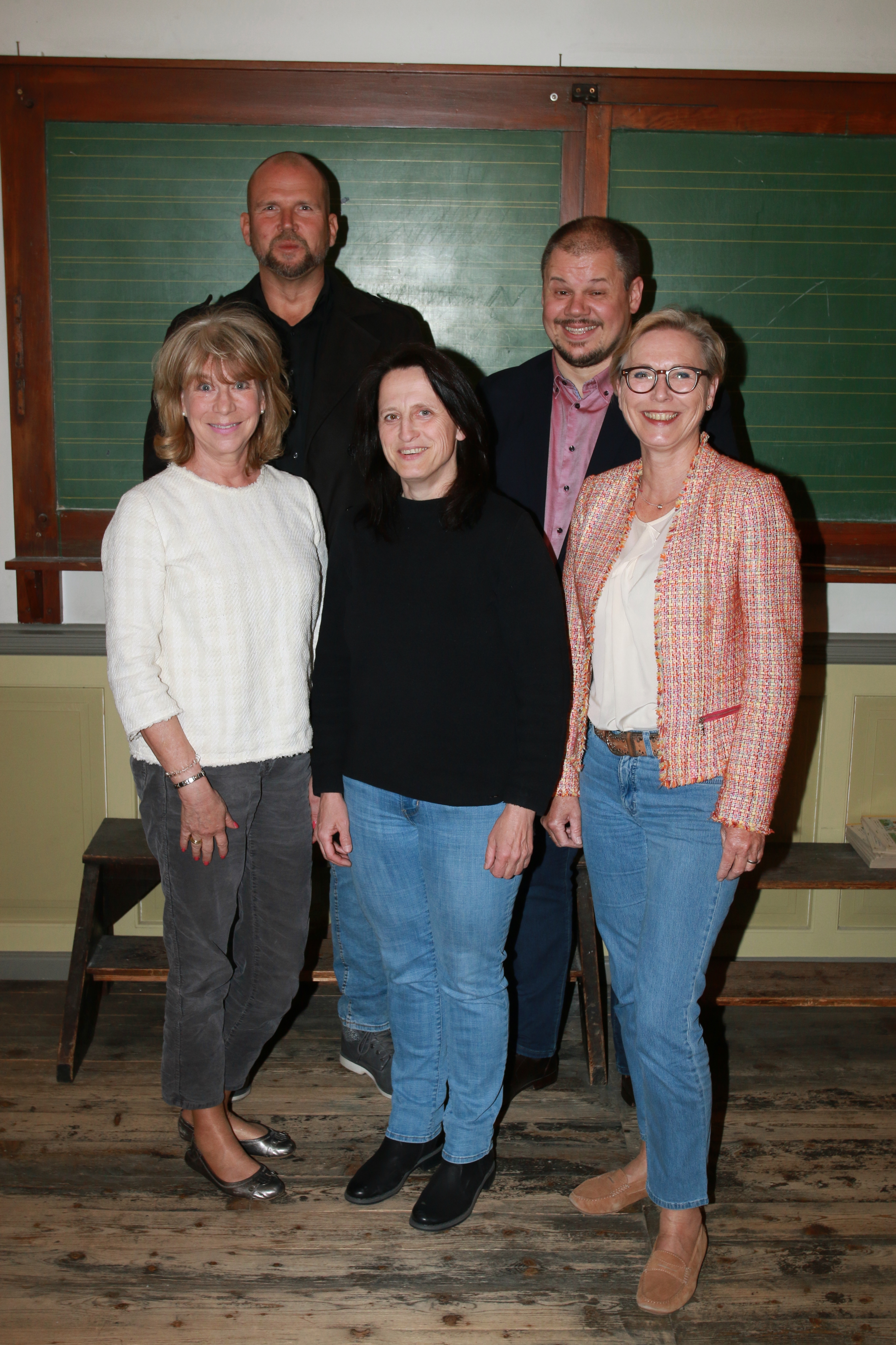 Das neue Schulleitungsteam in einem Klassenraum.