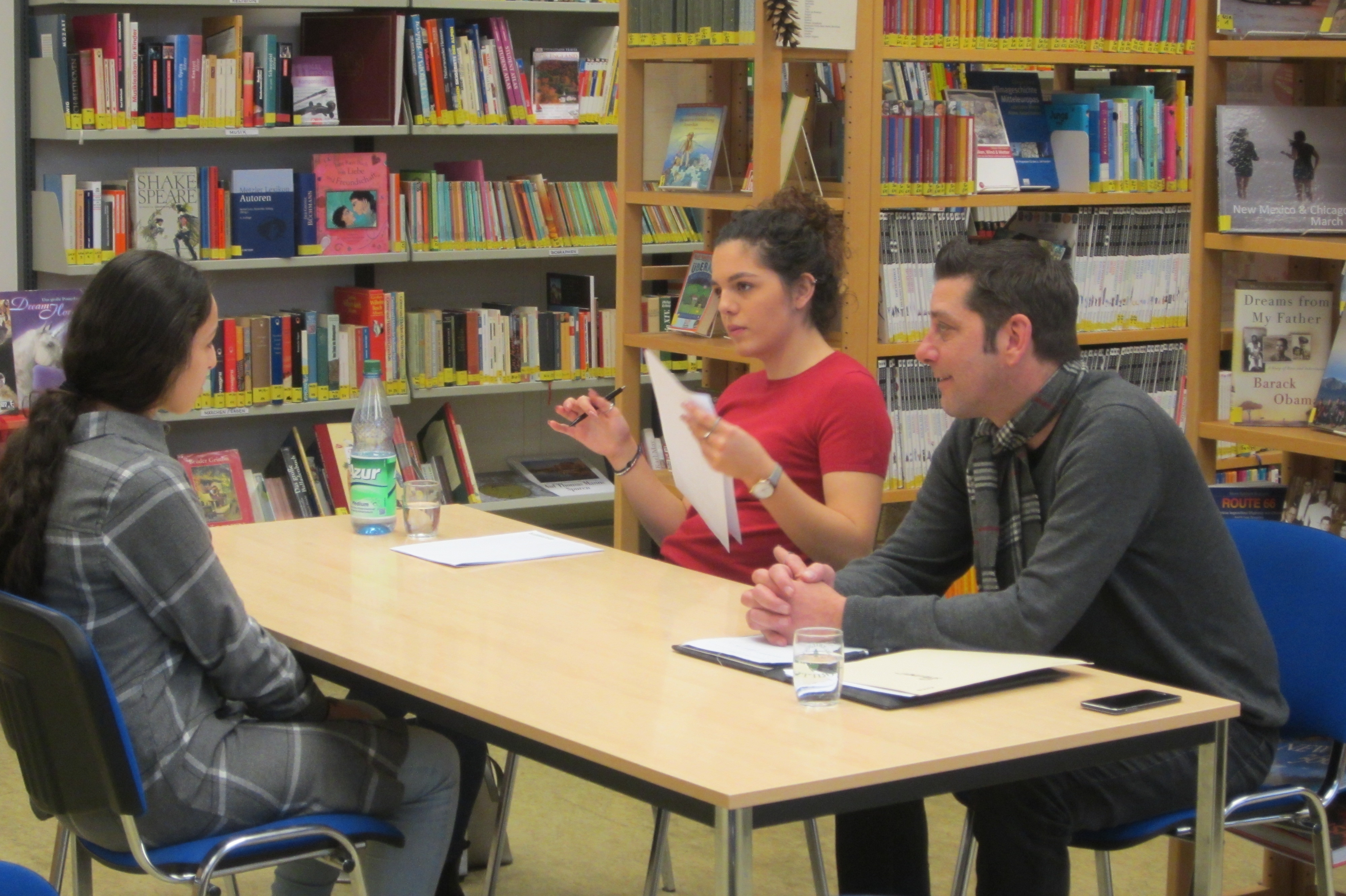 Schüler üben ein Bewerbungsgespräch.