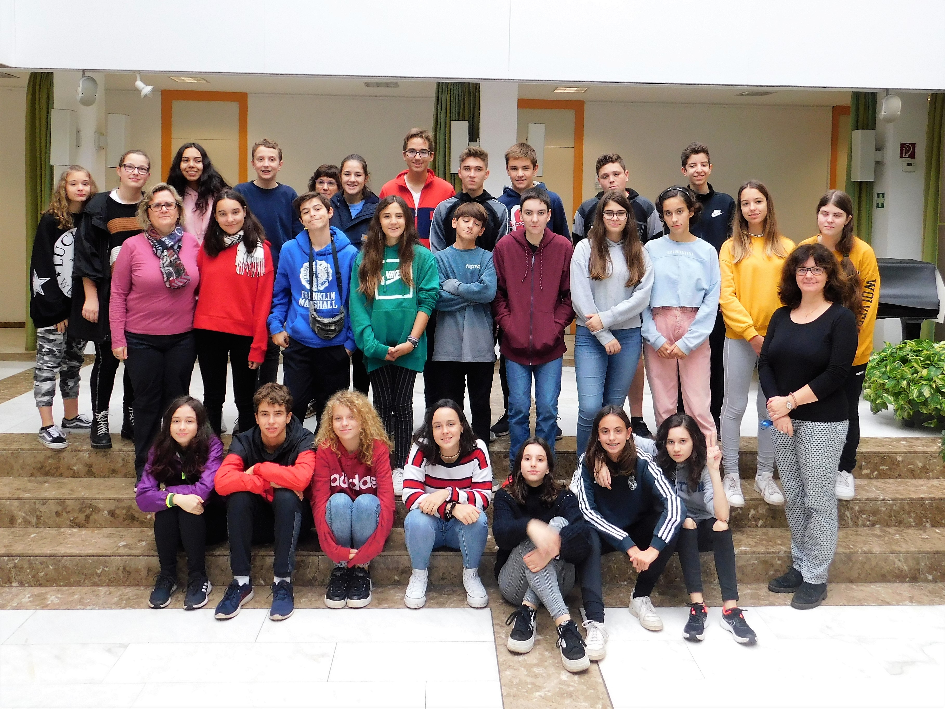 Die spanischen Schüler mit ihren Lehrerinnen aufgestellt zum Gruppenfoto im Rathausfoyer.