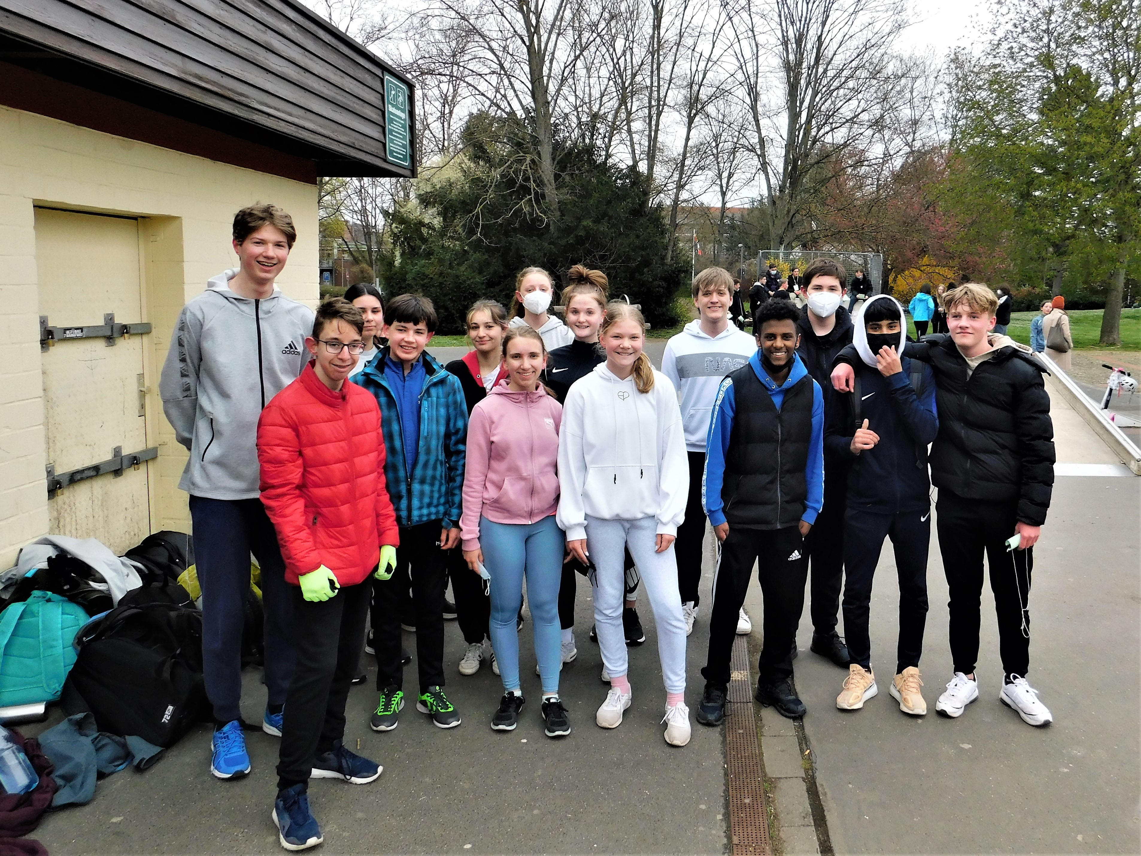 Schülergruppe im Freizeitpark.
