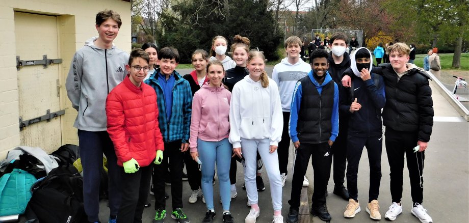 Schülergruppe im Freizeitpark.