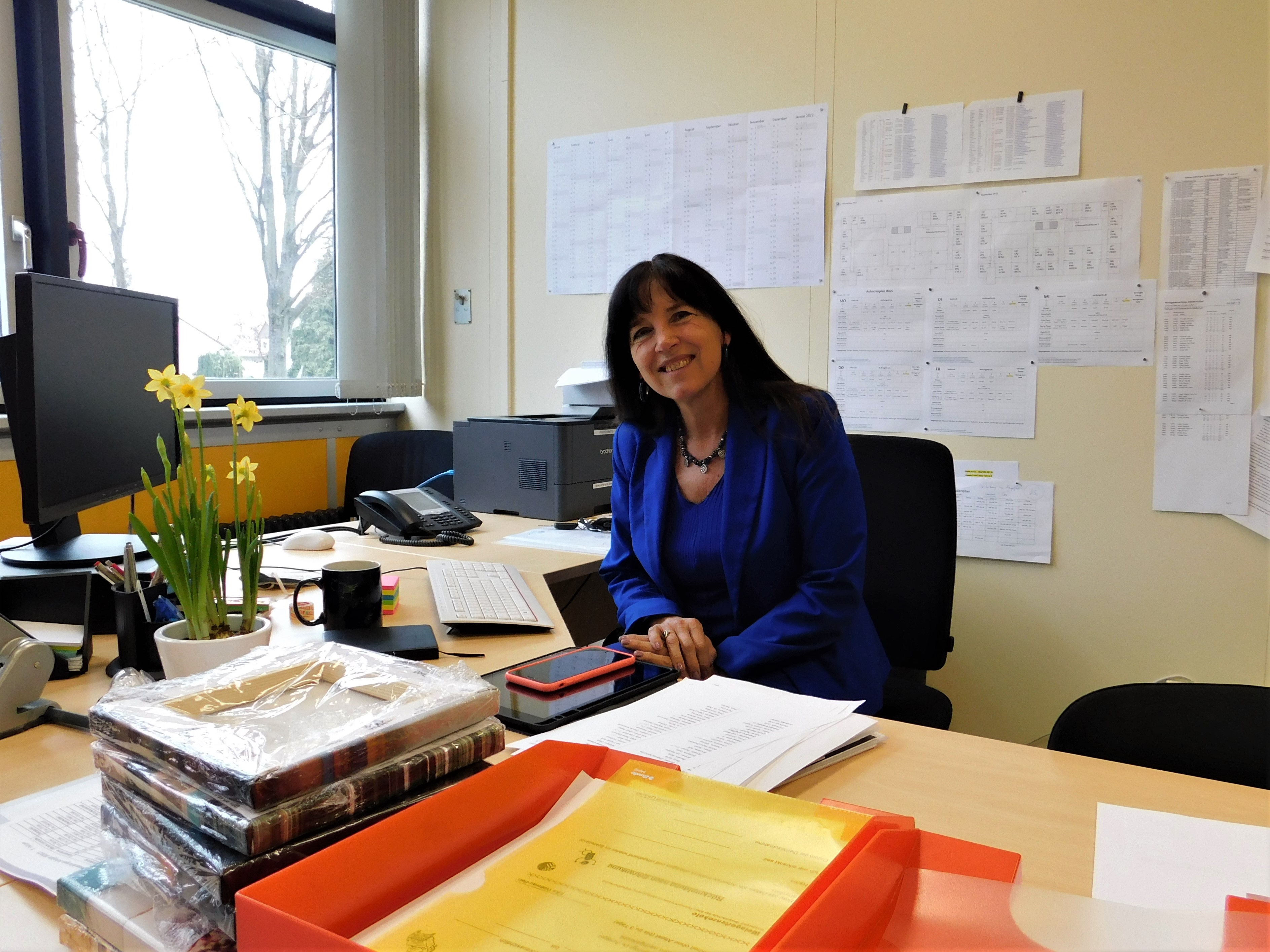 Sabine Trapp an ihrem Schreibtisch.