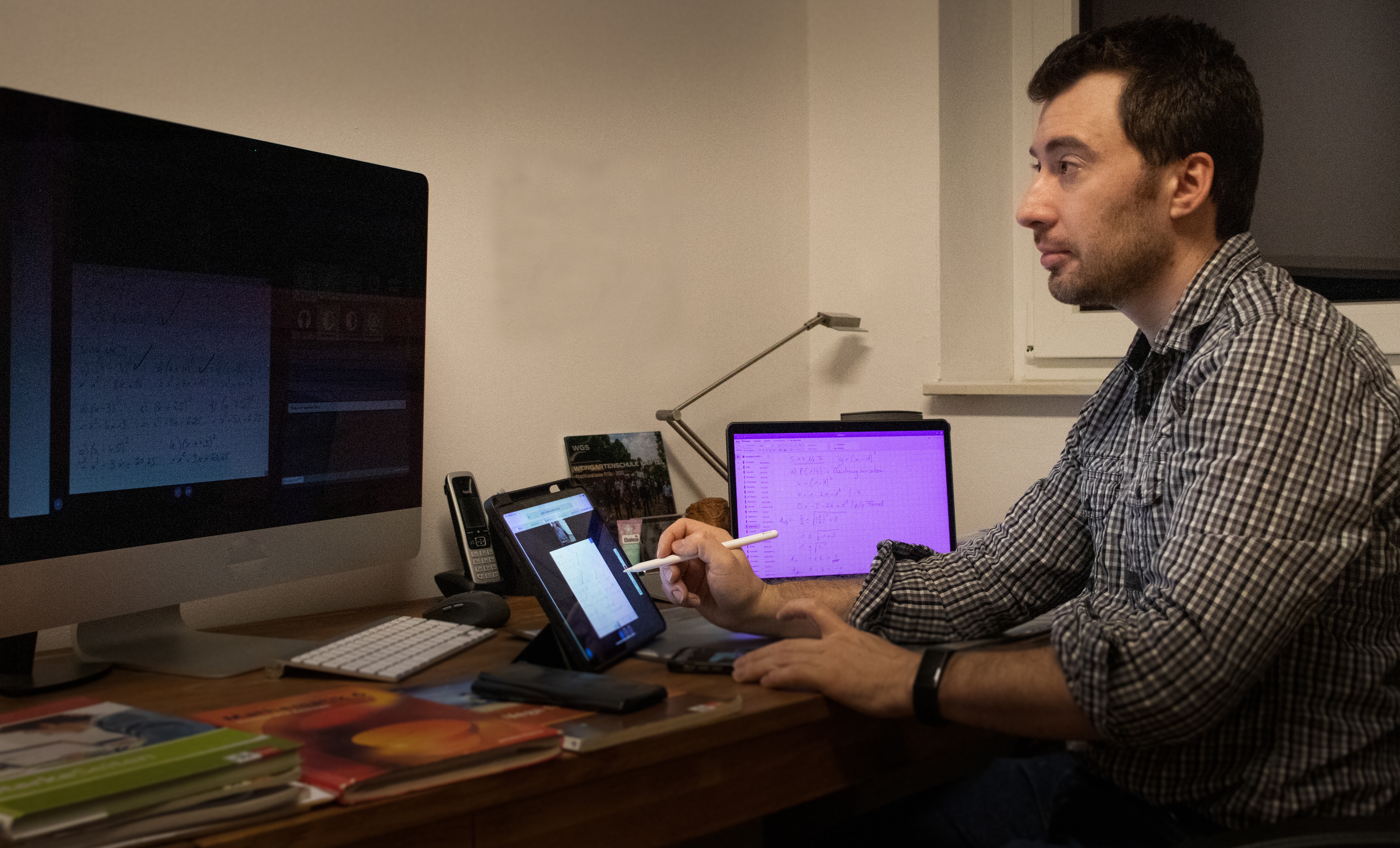 Markus Preis sitzt am Computer.