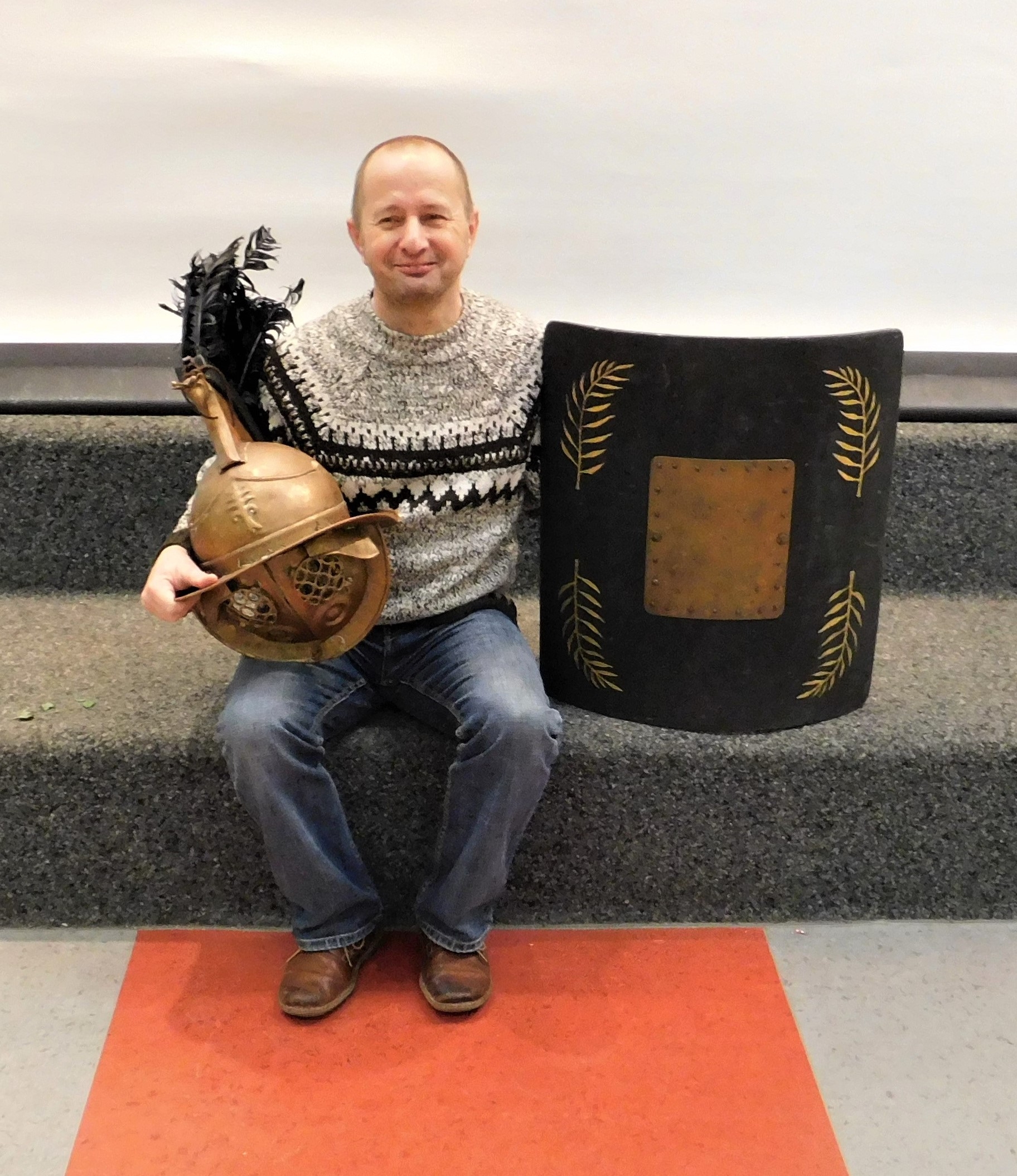 Mario Becker mit Helm und Schild eines Römers.