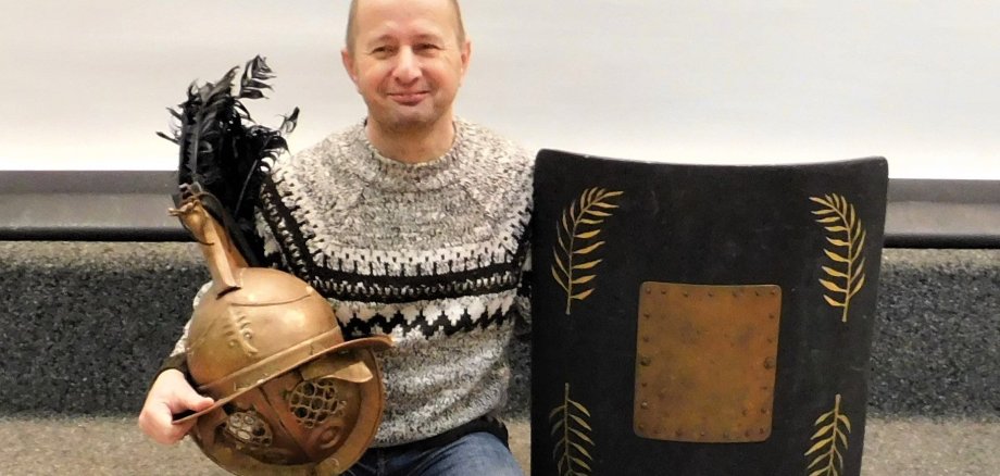 Mario Becker mit Helm und Schild eines Römers.