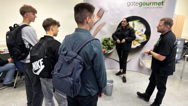 Schüler vor Gastrostand.