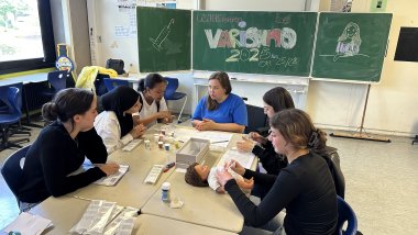 Mädels testen Pflegeberuf.