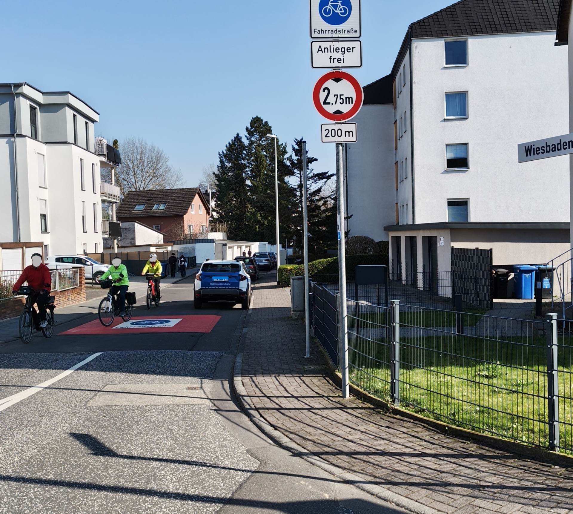 Das Anlieger frei-Schild zu Beginn der Wiesbadener Straße.