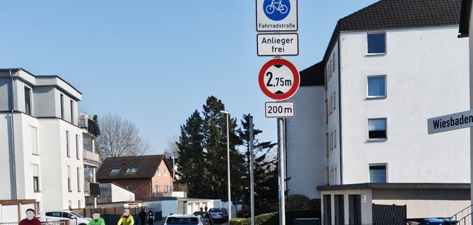 Das Anlieger frei-Schild zu Beginn der Wiesbadener Straße.