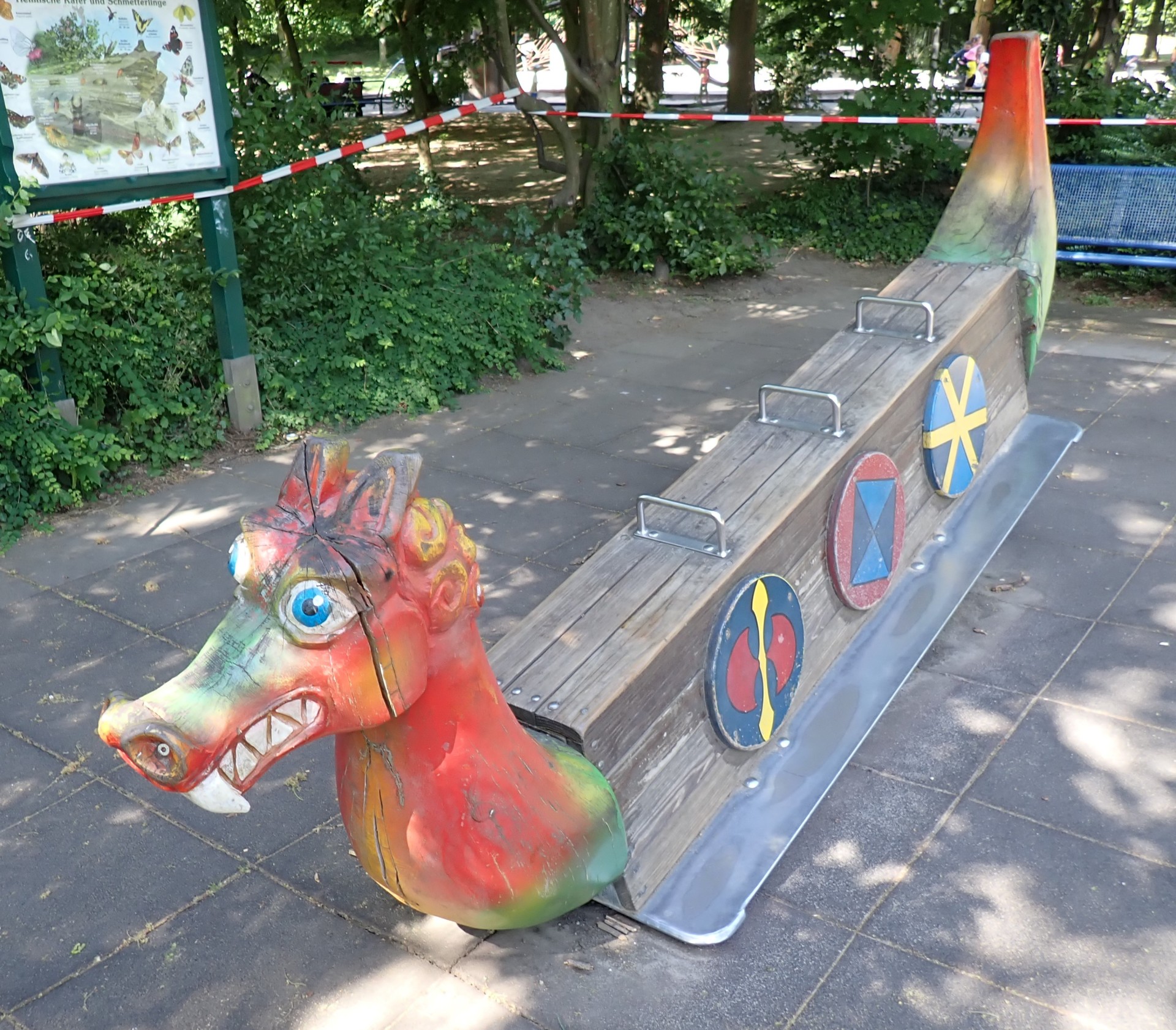 Drache am Boden.