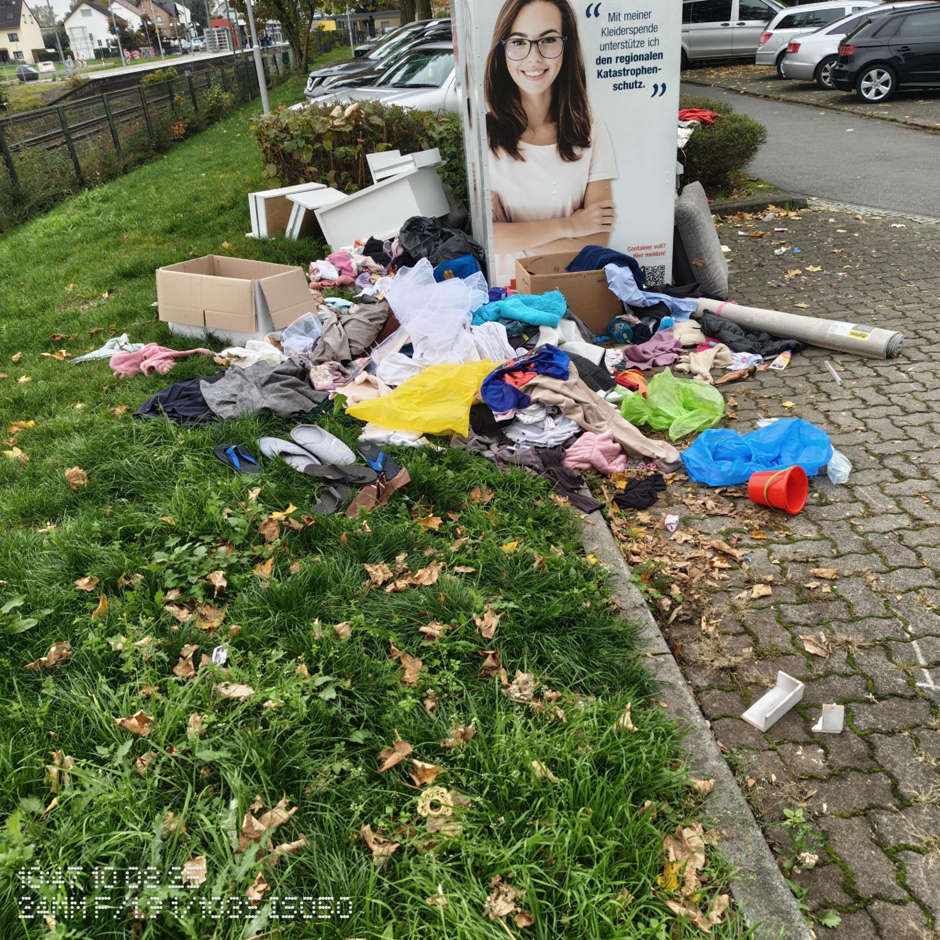 Müll rund um einen Altkleider-Container.