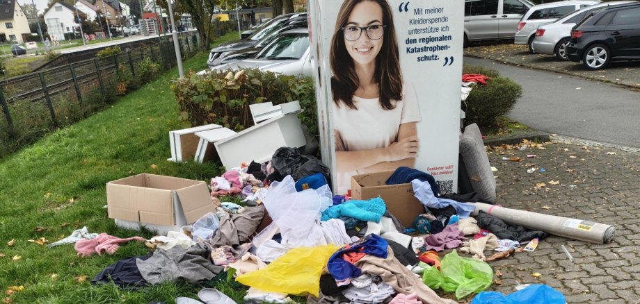 Müll rund um einen Altkleider-Container.