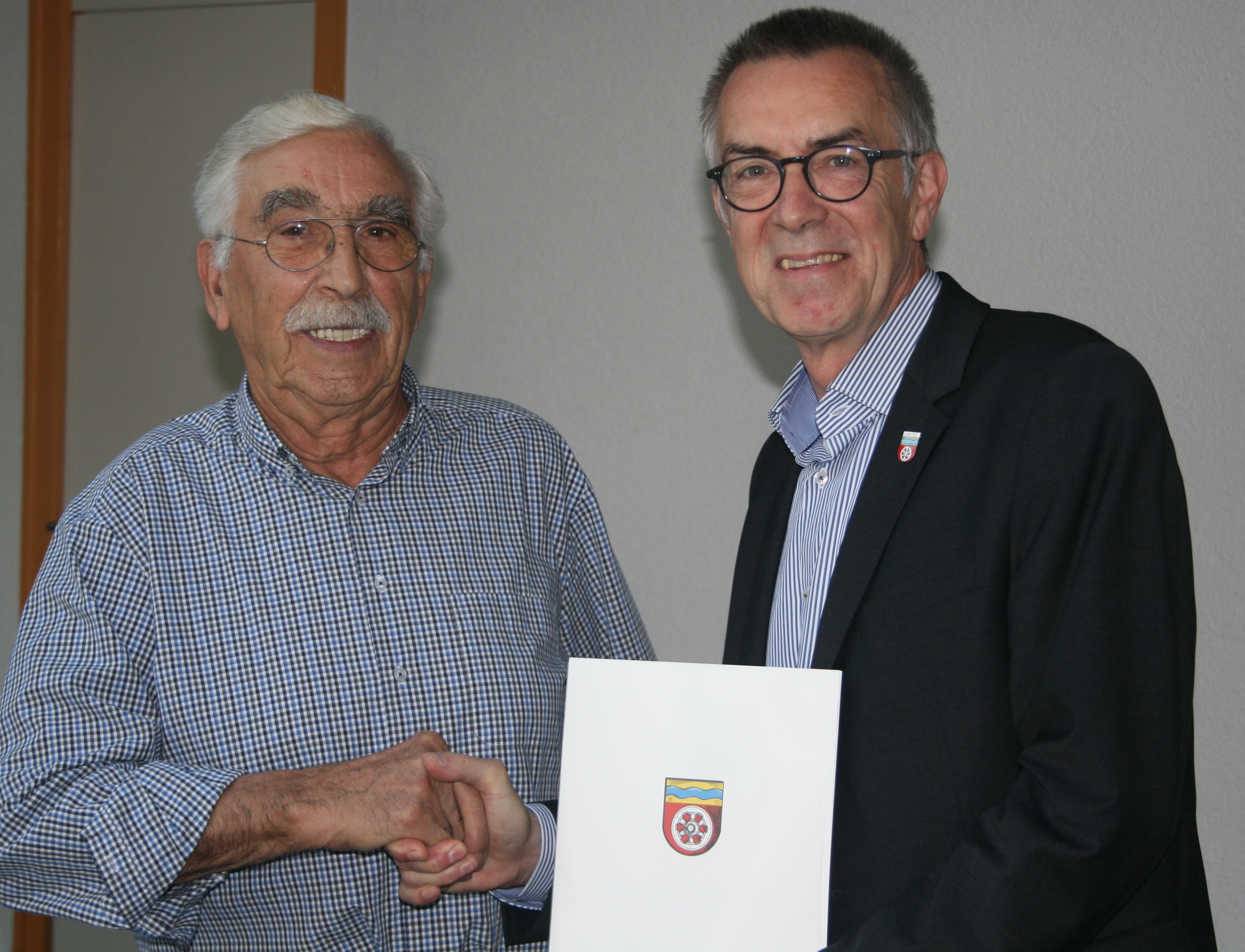 Ein Bild aus dem Jahr 2019: Franz Jirasek ernannte Bernhard Schäfer zum Wildschadenschätzer.