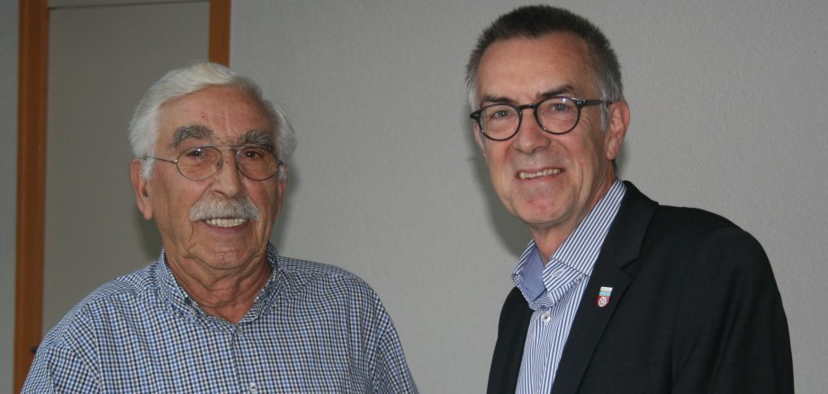 Ein Bild aus dem Jahr 2019: Franz Jirasek ernannte Bernhard Schäfer zum Wildschadenschätzer.