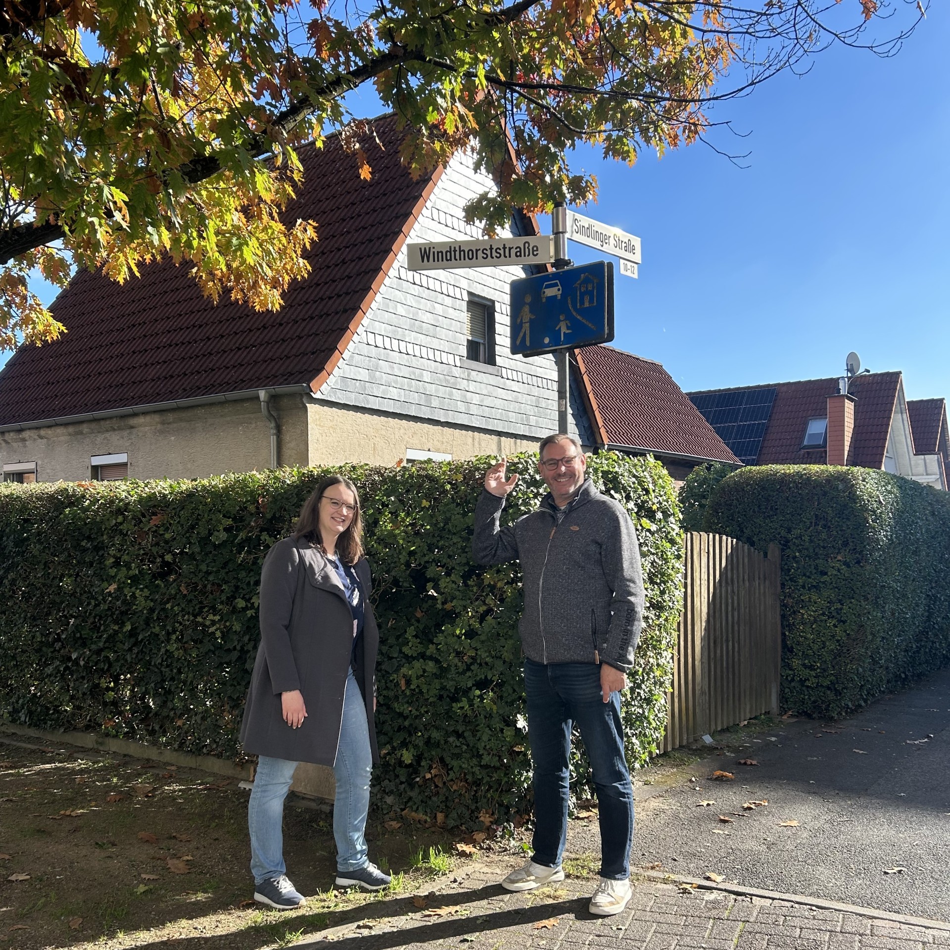 Seitz und Seeharsch unter Schild in der Windthorststraße.