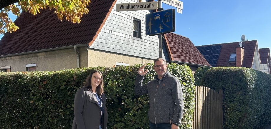 Seitz und Seeharsch unter Schild in der Windthorststraße.