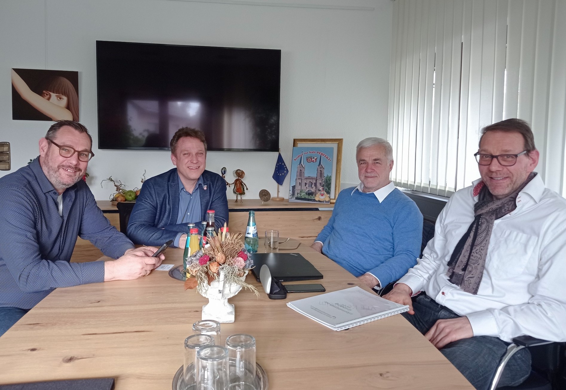 Wirtschaftsberater mit Rathausspitze.