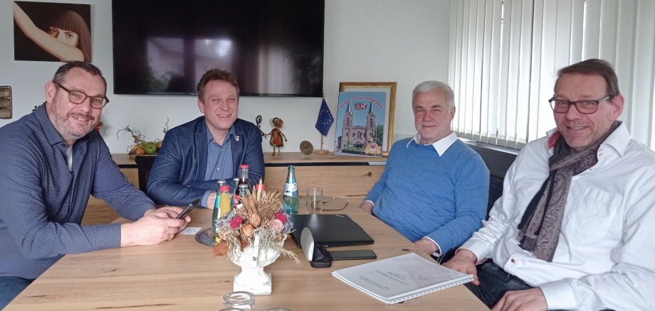 Wirtschaftsberater mit Rathausspitze.