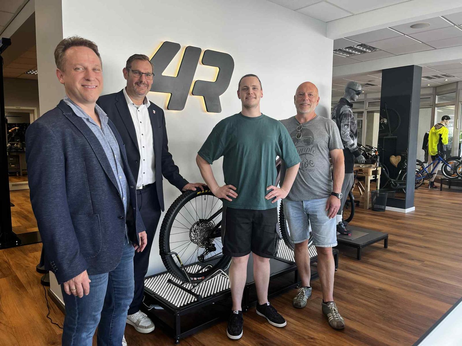 Der Jungunternehmer mit "hohem" Besuch aus dem Rathaus im Laden.