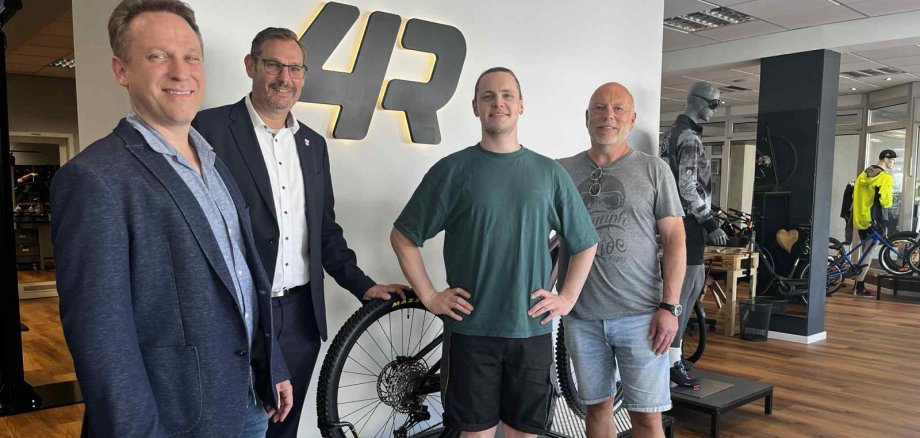 Der Jungunternehmer mit "hohem" Besuch aus dem Rathaus im Laden.