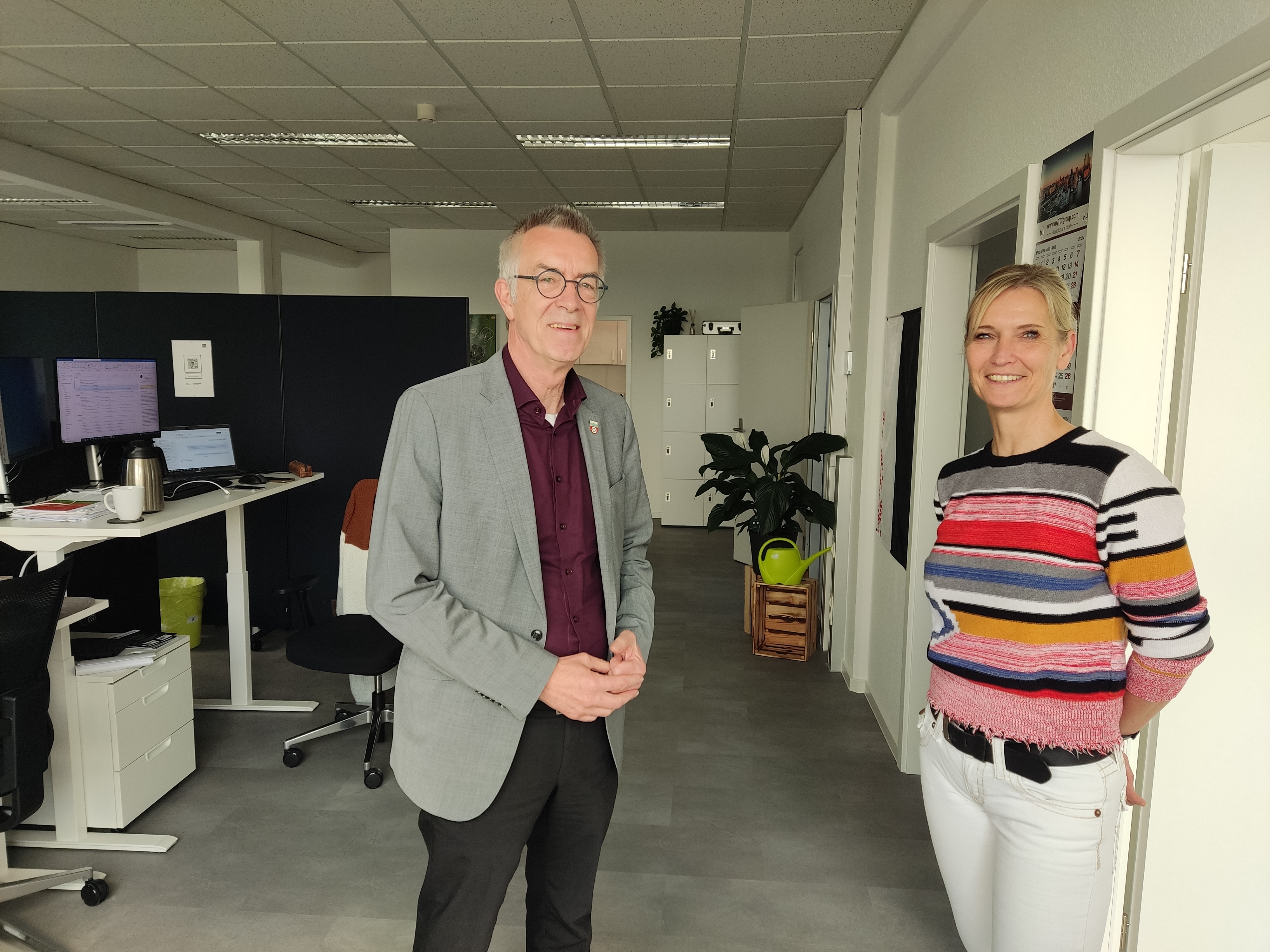 Die Gründerin mit Jirasek im neuen Büro.