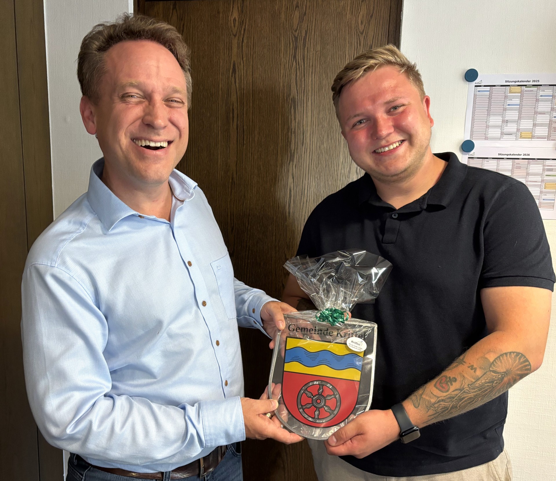 Mohr und Gebauer mit einem Glaswappen der Gemeinde.