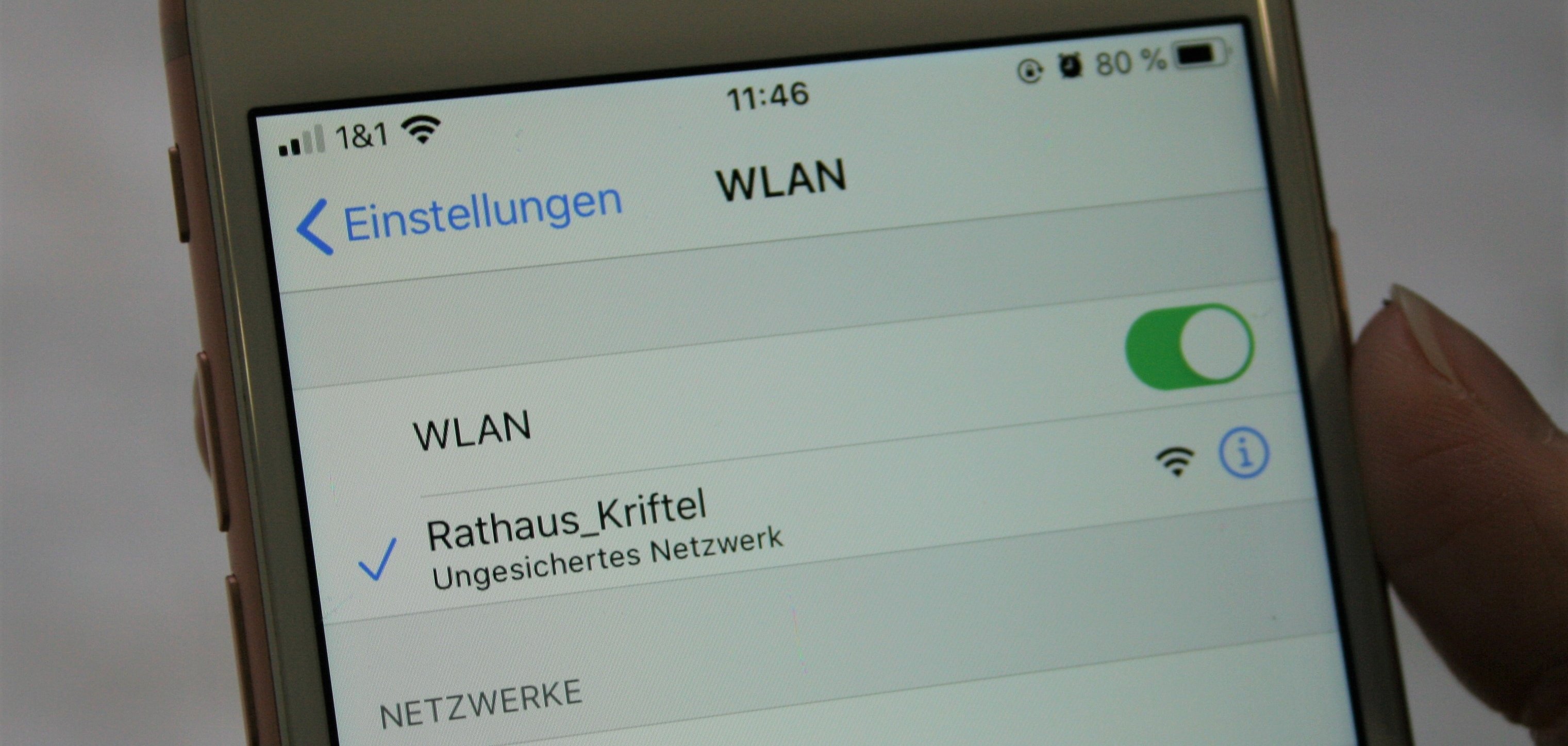 Ein Handy, das mit dem WLAN im Rathaus verbunden ist.