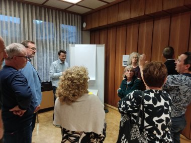 Menschen diskutieren am Thementisch.