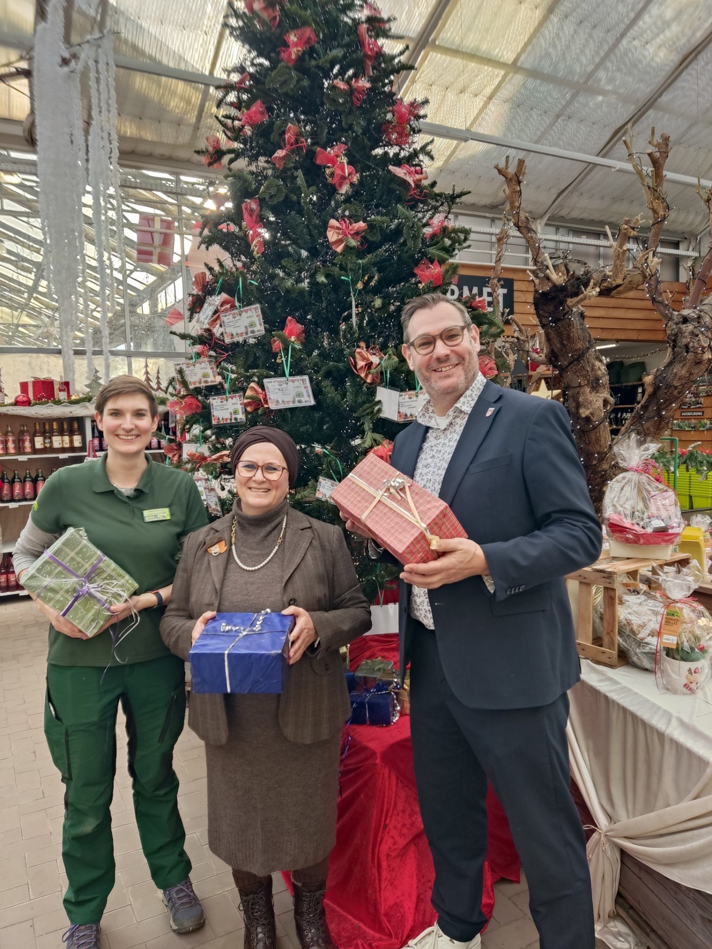 Bürgermeister vor dem Wünschebaum.