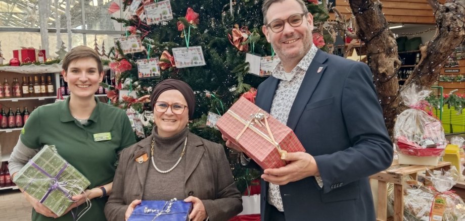 Bürgermeister vor dem Wünschebaum.