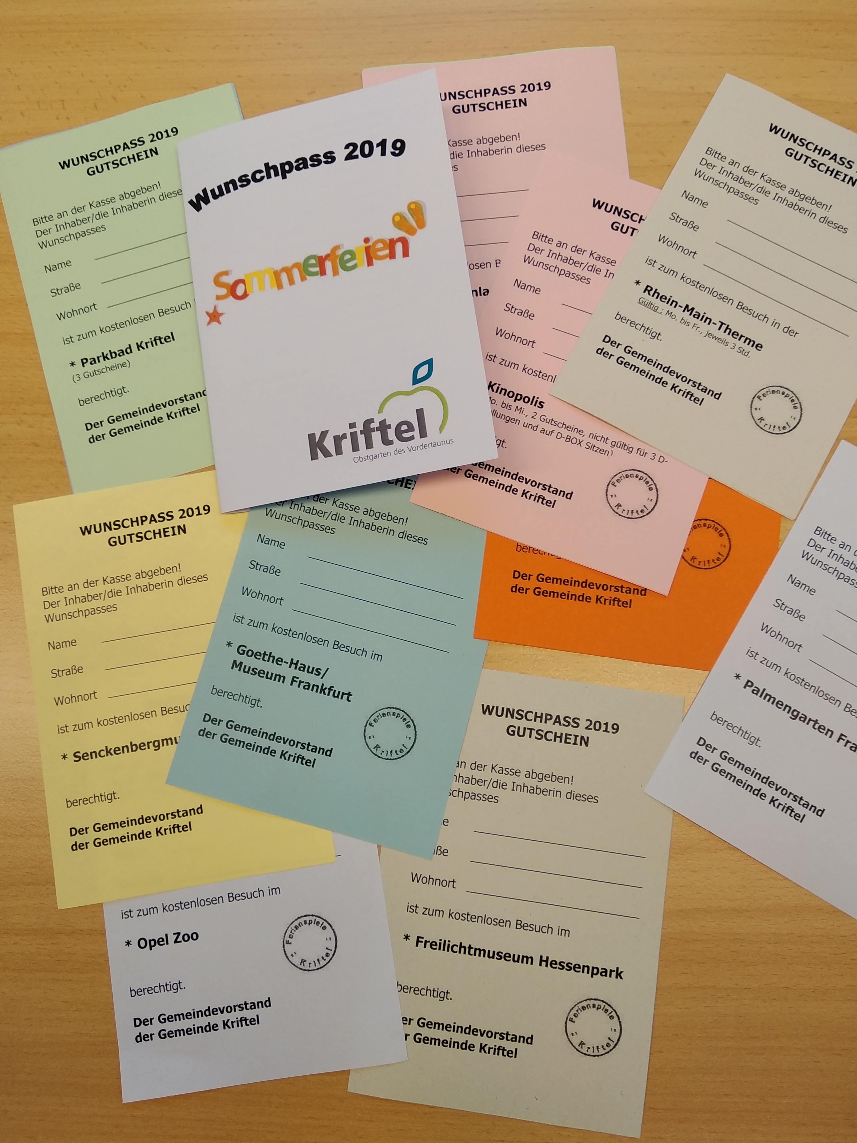 Der Wunschpass mit vielen bunten Eintrittskarten.