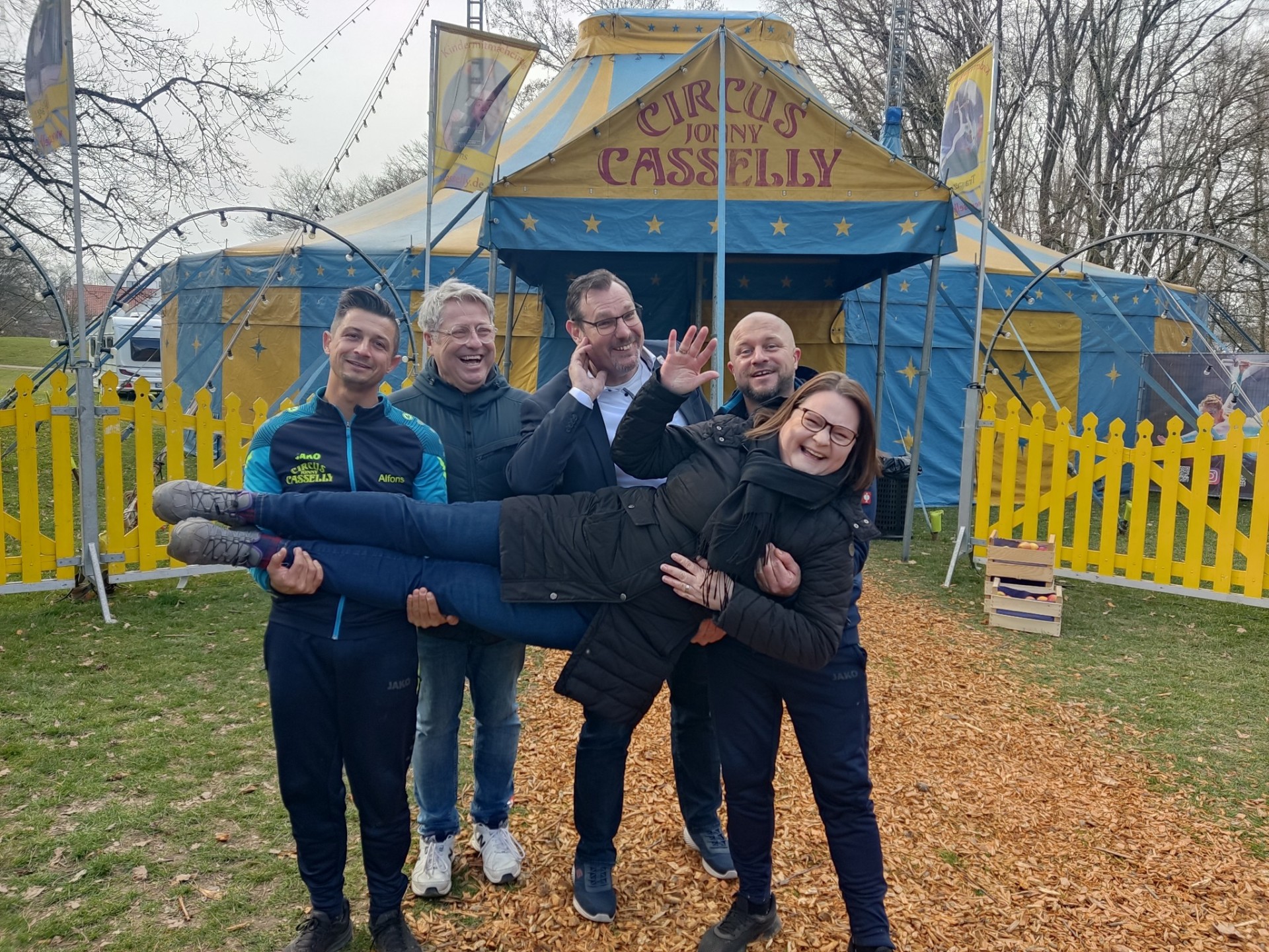 Orgateam vor dem Zirkuszelt.