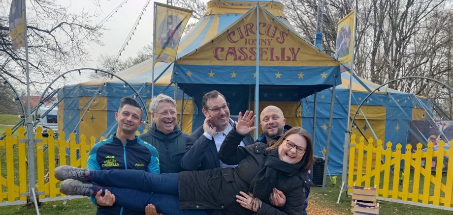 Orgateam vor dem Zirkuszelt.