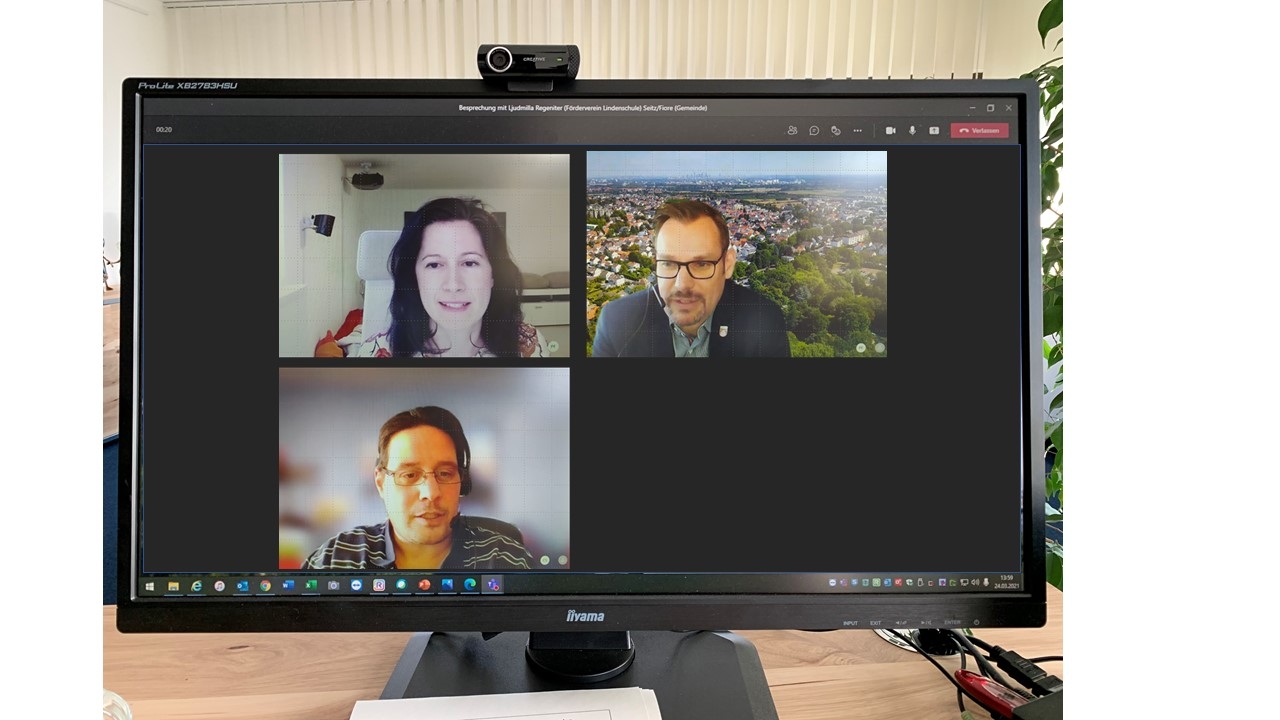 Ein Bildschirm, auf dem man die Teilnehmer einer Zoom-Konferenz sieht.