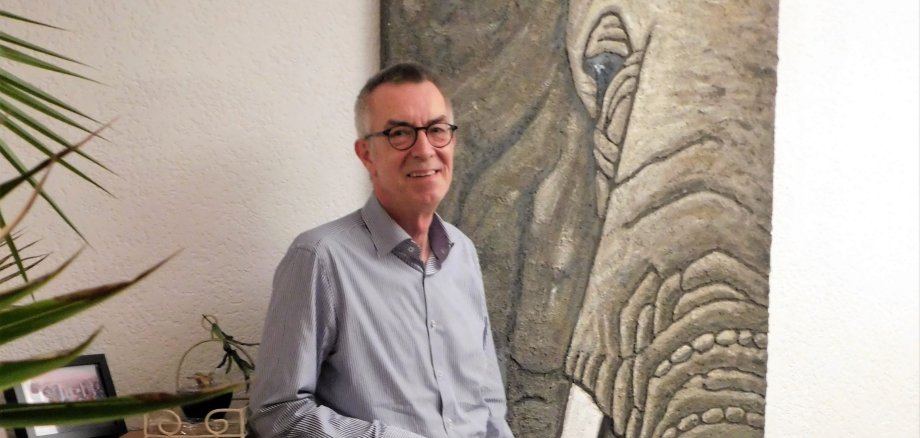 Jirasek in seinem Wohnzimmer vor einem Elefantenbild.