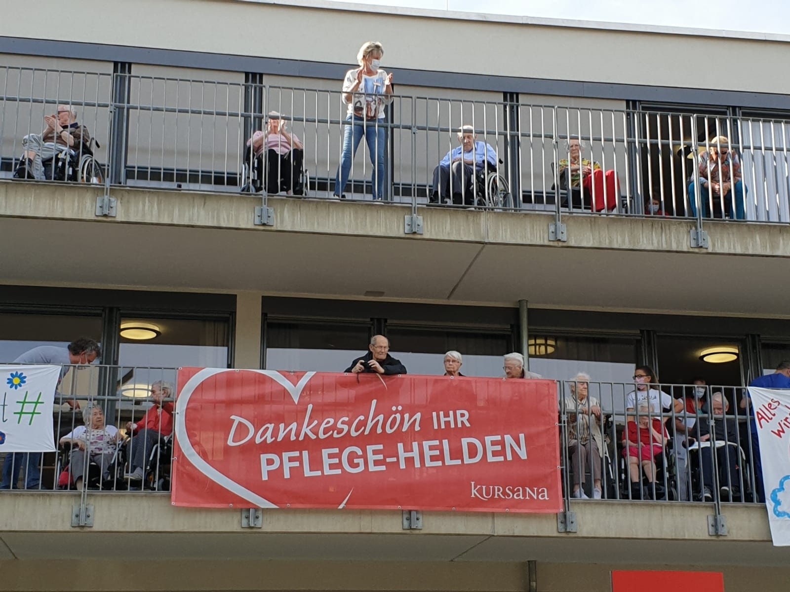Begeisterte Pfleger und Senioren auf den Balkonen des Kursana Domizils.
