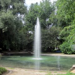 Zu sehen ist die Wasserfontaine im Weiher des Freizeitparks.