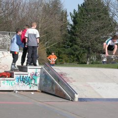 Skater auf dem Skateplatz im Freizeitpark