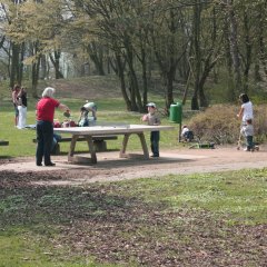 Pick-Nick im Freizeitpark. Im Vordergurund sind spielende Kinder an der Tischtennisplatte zu sehen.