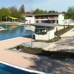 Blick auf das Parkbad nach dem Umbau. Im Vordergurnd ist das neue Schwimmbecken zu sehen.