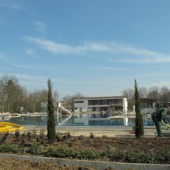 Pflanzarbeiten zum Abschluss der Bauphase im Parkbad.