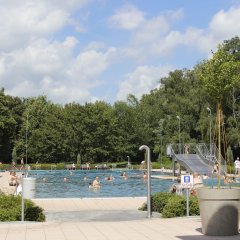 Blick auf das Mehrzweckbecken mit Rutsche im Nicht-Schwimmer Bereich.