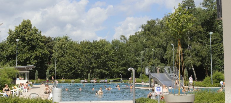 Das Mehrzweckbecken Blick auf das Mehrzweckbecken mit Rutsche.